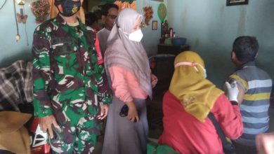 Photo of Serbuan Vaksinasi Door To Door  Kembali Diselenggarakan  Babinsa Dan Nakes Duduksampeyan
