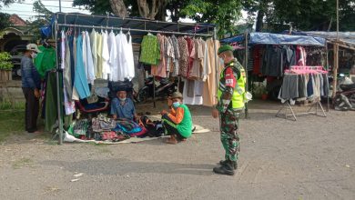 Photo of Babinsa Benjeng Ingatkan Pedagang Pasar Tentang Pentingnya Prokes