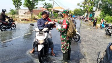 Photo of Kepedulian Peltu Imam Dalam Kondisi Banjir, Masih se,pat Bagikan Masker