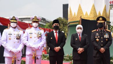 Photo of Gubernur dan Taruna AAL Ikuti Peringatan Hari Pahlawan di Tugu Pahlawan Surabaya