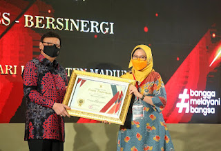 Photo of ” Mantap..” Bunda Indah Menerima Penghargaan Top 30 Inovasi Pelayanan Publik Kategori Umum Jawa Timur