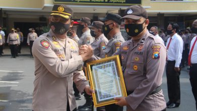 Photo of Wujud Apresiasi Kinerja, Kapolres Beri Penghargaan Kepada 1 SKD dan 10 Polisi Lumajang Berprestasi