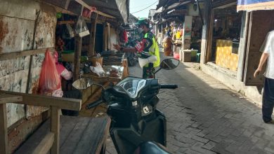 Photo of Pasar Bulurejo Benjeng Terpantau Babinsa Dalam Penegkan Protokol Kesehatan