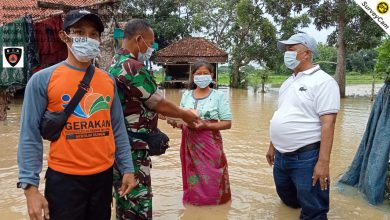 Photo of Bukti Sinegritas, Forpimcam Jrengik Pantau Banjir Dan Berikan Bantuan Kepada Warga Terdampak