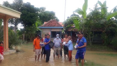 Photo of Petugas Gabungan Kembali Berikan Bantuan Kepada Warga Terdampak Banjir Di Kecamatan Jrengik