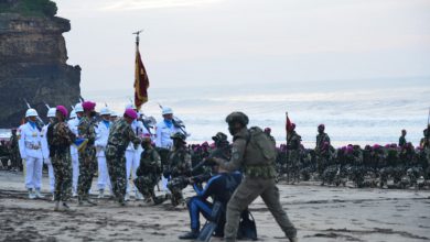Photo of Gubernur AAL Saksikan Kasal Sematkan 512 Baret Ungu Pada Prajurit Petarung Muda Marinir