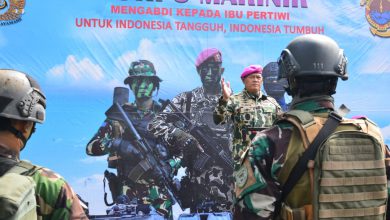 Photo of Gubernur AAL Turut Dampingi Kasal Tinjau Korps Marinir Latihan Operasi Daerah Hutan Berpenduduk