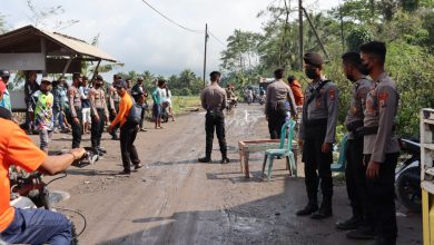 Photo of Personel Subdit Dalmas Lakukan Penyekatan Lokasi Erupsi Semeru