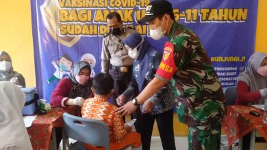 Photo of Danramil Dampingi Pelaksanaan Vaksinasi Kepada Ratusan Pelajar Di Kecamatan Driyorejo