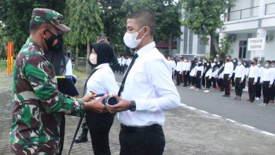 Photo of Danpusdiklapa Kodiklat TNI AL Tutup Latihan Dasar Bela Negara dan Kepemimpinan Mahasiswa Politeknik Negeri Madura