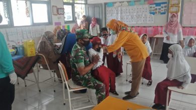 Photo of Perhatian Babinsa Cerme Sukseskan Vaksinasi Kepada Pelajar  SD Negeri 59 Gresik
