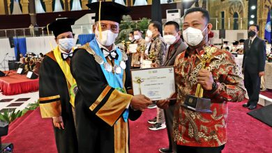 Photo of Bupati Gresik Fandi Akhmad Yani Terima Penghargaan Widya Wiyata Dharma Samya 2021 Dari Universitas Negeri Surabaya