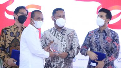 Photo of Bupati Gresik, Fandi Akhmad Yani Terima Penghargaan dan Apresiasi dari Kementerian Investasi/BKPM
