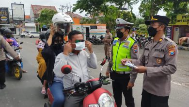 Photo of Petugas Pos Yan Ops Lilin Semeru 2021 Polres Sampang Bagikan 300 Masker Kepada Penguna Jalan