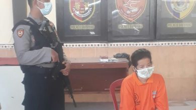 Photo of Jadi Pengedar Shabu Shabu,Wanita Paru Baya Harus Merasakan Pengabnya Tahanan Polres Sampang