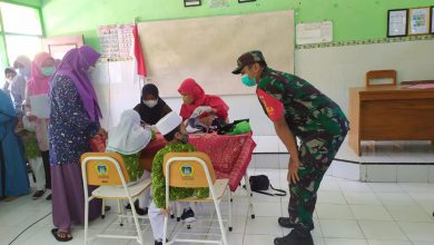 Photo of Dampingi Vaksinasi Kopda Erwin Tenangkan Pelajar yang Histeris takut disuntik