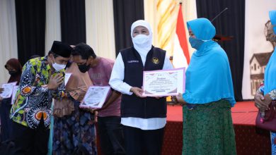 Photo of Gubernur Khofifah Bagikan Zakat untuk Pedagang Kaki Lima dan Ultra Mikro di Kota Pasuruan