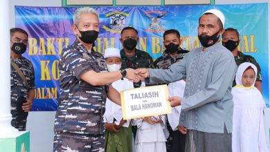 Photo of Bersamaan Lattek, Siswa Pusdikintelmar Kodiklatat TNI AL Gelar Bakti Sosial di Kabupaten Malang