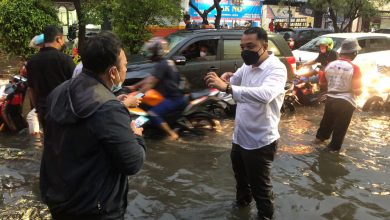 Photo of Disemangati Warga Saat Cek Genangan, Wali Kota Eri Mohon Maaf: Kita Terus Benahi