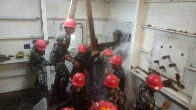 Photo of Siswa Dikmaba TNI AL Latihan Penanggulangan Kebocoran Kapal Perang