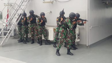 Photo of Siswa Dikmaba 41 TNI AL Lattek VBSS di KRI Makassar-590