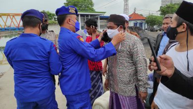 Photo of Satpolairud Polres Sampang Bagikan Masker Kesehatan Di Pelabuhan Rakyat Tanglok