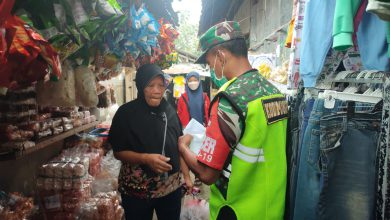 Photo of Tindakan Babinsa Benjeng Bagikan Masker Gratis, Merupakan Upaya Ciptakan Gresik Bebas Covid-19 Dan Omicron