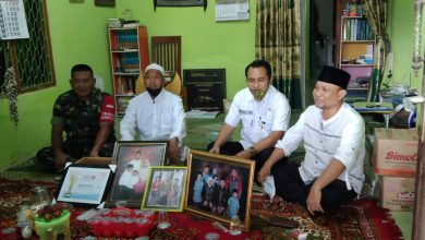 Photo of Silaturohim Camat Bersama Danramil Balongpanggang Ke Orang Tua Ainun Najib Pria Yang Di Harap Presiden Jokowi Pulang Ke Indonesia