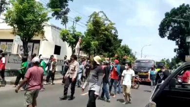Photo of Warga Sumur Ber Protes, Tutup Jalur Pantura