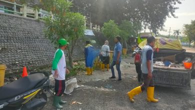 Photo of Team URC D-PUTR Dan Pemdes Sekarkurung, Langsung Bersihkan Parkir Peziarah Makam Sunan Giri