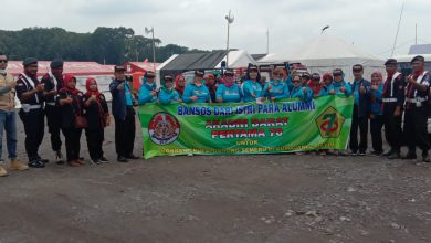 Photo of Alumni Akabri Darat Pertama 70 Lakukan Serahkan Bansos Kepada Pengungsi Korban Erupsi Gunung Semeru