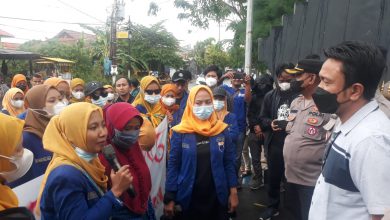 Photo of Pertanyakan kasus Kekerasan Sexsual, Kopri PMII Bawa Ibu Korban Saat Demo Ke Polres Sampang