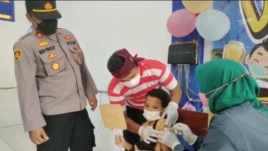 Photo of Hari Pertama Pelaksanaan Vaksinasi Anak Usia 6 – 11 Tahun Di Kecamatan Sreseh Di Pantau Langsung Wakapolres Sampang