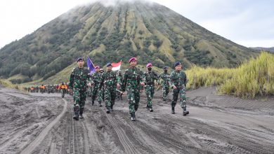 Photo of Dankodiklatal Letjen TNI Marinir Suhartono Lepas Limed Etape Bromo