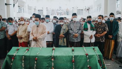 Photo of Mertua Wafat, Keluarga Besar Wali Kota Eri Cahyadi Berduka  