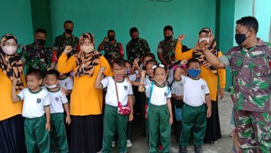 Photo of Merefres Anak-Anak TK NU Dakwatul Khoiriyah Kunjungi Makoramil 0817/09 Balongpanggang