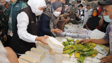Photo of Blusukan ke Pasar, Gubernur Khofifah Pastikan Suplai dan Harga Bahan Pokok Bulan Ramadhan Stabil Kecuali Minyak Goreng Curah
