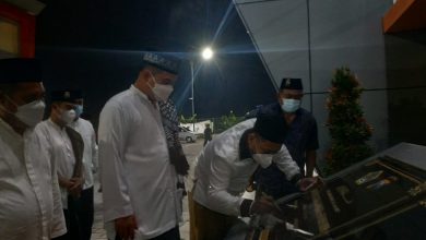 Photo of Bupati Gresik Pantau Ruang Tahanan dan Tanda Tangani Prasasti Masjid Al – Aziz Bersama Kapolres Se Usai Sholat Tarawih
