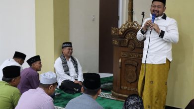 Photo of Bupati Gresik Dan Kapolres Menjalankan Sholat Tarawih Berjamaah Di Masjid AL ‘AZIZ Polres Gresik
