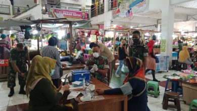 Photo of Giliran Pedagang dan Pengunjung Pasar Lama Gresik Dimudahkan Mendapatkan Vaksin Oleh Kodim 0817/Gresik