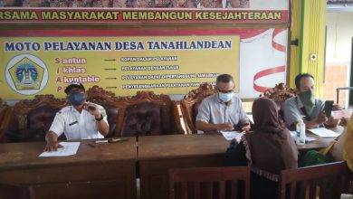 Photo of Kasriyanto Bersama PT Pos Indonesia ( Persero ) Menyalurkan Bantuan Langsung Tunai (BLT) Minyak Goreng Kepada 502 KPM di 3 Desa