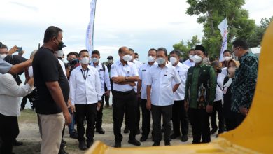 Photo of Didampingi Bupati Gresik, Menteri Kelautan dan Perikanan Sakti Wahyu Trenggono Kunjungi Kampung Perikanan Budidaya Bandeng Pangkah Wetan