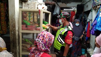 Photo of Menjelang Lebaran Petugas Kesehatan Bersama Babinsa Sidak Pasar Tradisional Duduksampeyan