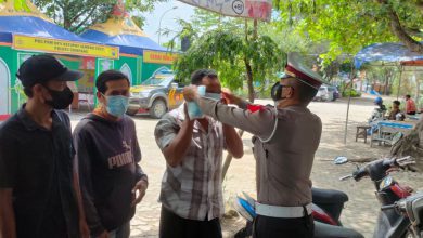 Photo of Satlantas Polres Sampang Bagikan Masker Di Tempat Wisata Pantai Camplong