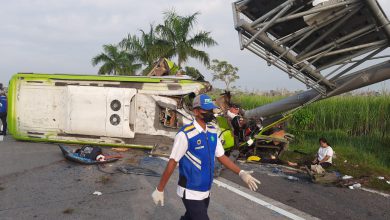 Photo of Duka Cita Mendalam Gubernur Khofifah Atas Korban Kecelakaan Bus Pariwisata di Jalan Tol Mojokerto – Surabaya