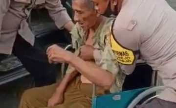 Photo of Polisi Gresik Peduli Bantu Kakek Sakit Stroke Pulang ke Rumah