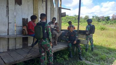 Photo of Perkokoh Kemanunggalan Dengan Masyarakat Di Perbatasan Papua, Satgas Pamtas Yonif 126/KC Datangi Rumah-Rumah Masyarakat