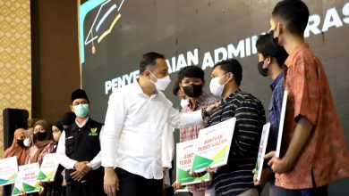 Photo of Pemkot Surabaya Bantu Biaya Pendidikan Pelajar SMA Sederajat dari Keluarga MBR