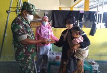 Photo of Wujudkan Generasi Sehat, Babinsa Bungah Dampingi Pelaksanaan Bulan Imunisasi Anak Nasional