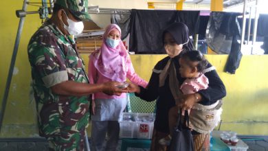 Photo of Wujudkan Generasi Sehat, Babinsa Bungah Dampingi Pelaksanaan Bulan Imunisasi Anak Nasional